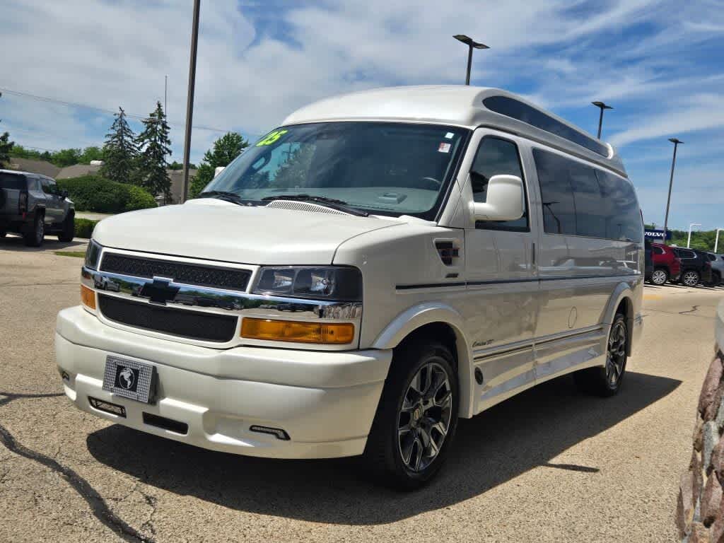 2025 Chevrolet Express Cargo WT