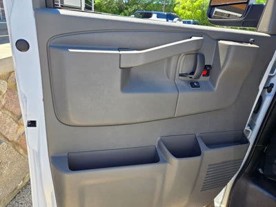 2025 GMC Savana Passenger LT