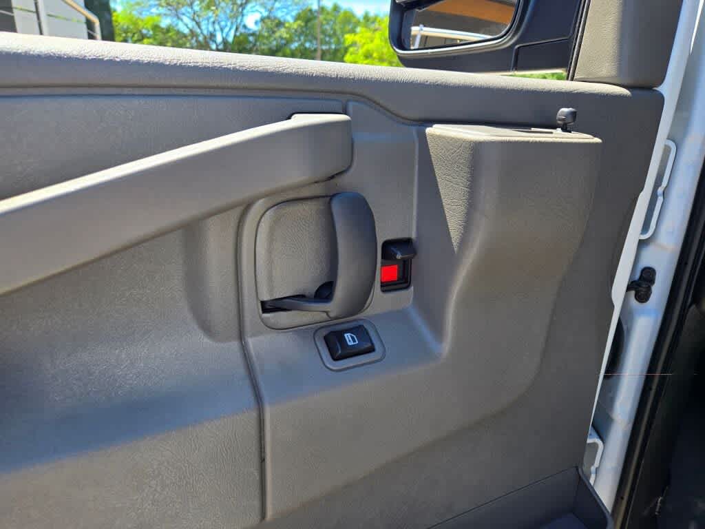 2025 GMC Savana Passenger LT