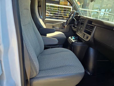 2025 GMC Savana Passenger LT